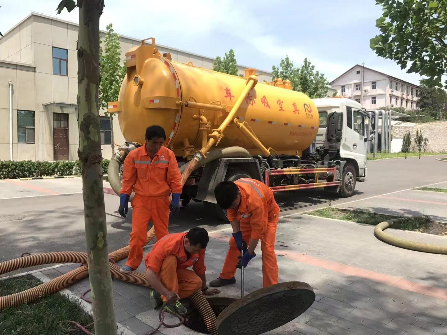 寿县管道疏通车停在窨井附近