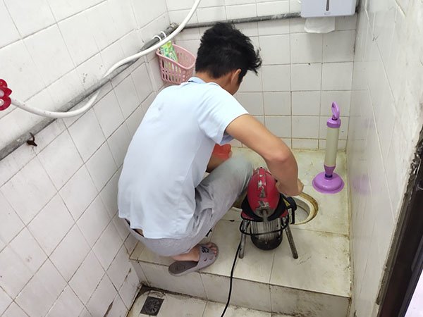 寿县管道堵塞冒臭气 专业师傅现场解决问题