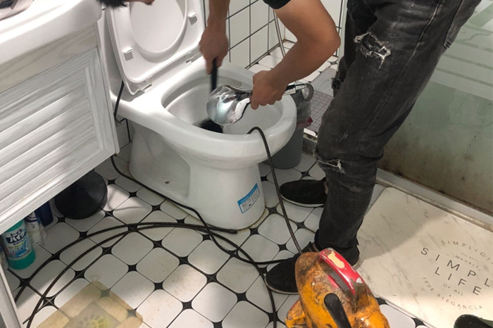 寿县马桶堵塞自己疏通还是找师傅？专业上门服务让你省时更省心