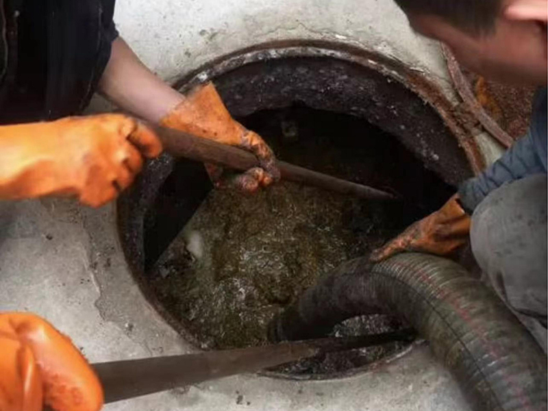 寿县清理化粪池时如何避免沼气的危害？